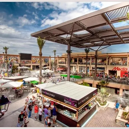 50 Meters From The شقة *